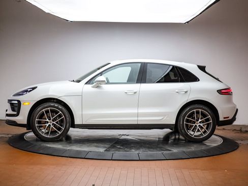 Certified 2025 Porsche Macan AWD/4WD image 2