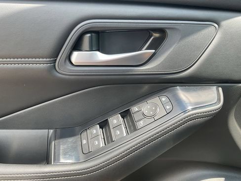 Used 2026 Nissan Rogue SL FWD image 19