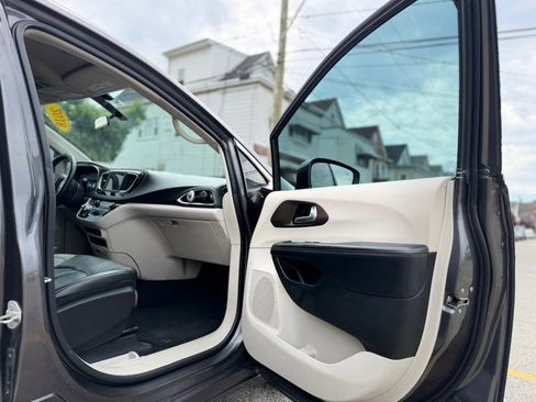 Used 2018 Chrysler Pacifica Touring-L FWD image 17