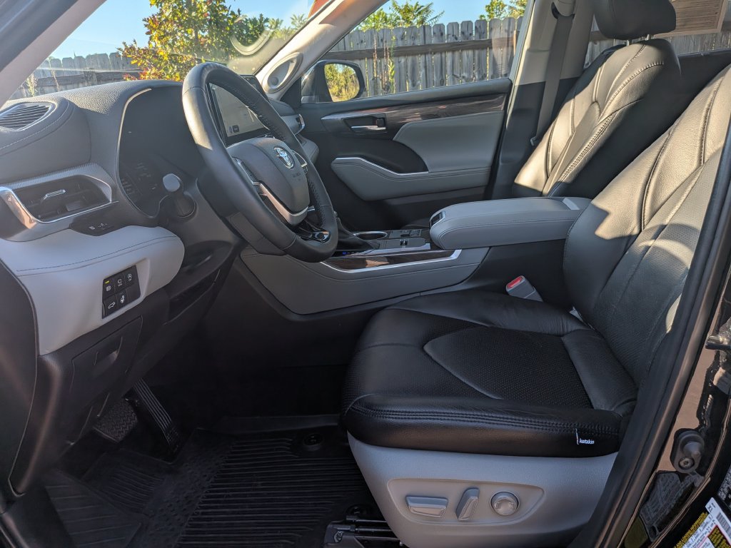 Used 2024 Toyota Highlander Platinum FWD image 11