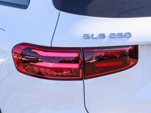Used 2024 Mercedes-Benz GLB 250 4MATIC image 9