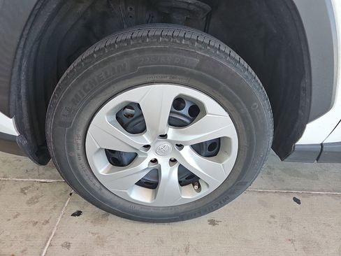 Used 2022 Toyota RAV4 LE FWD image 2