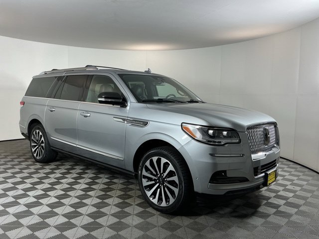 Used 2023 Lincoln Navigator L Reserve w/ Equipment Group 201A AWD/4WD image 3