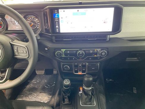 Used 2024 Jeep Gladiator Sport image 16