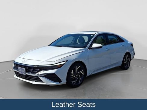 Used 2025 Hyundai Elantra Limited FWD image 4