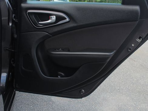 Used 2015 Chrysler 200 Limited w/ Convenience Group image 16