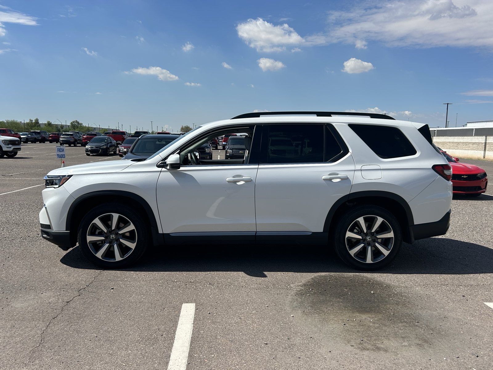 Used 2025 Honda Pilot Touring image 2