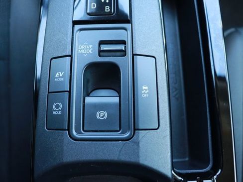 Used 2025 Toyota Prius LE image 16