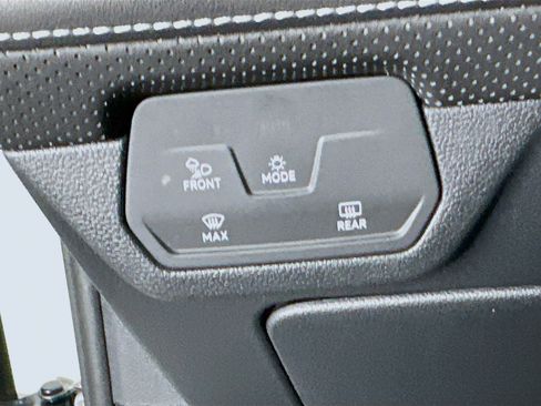 Used 2025 Volkswagen Atlas SE image 17