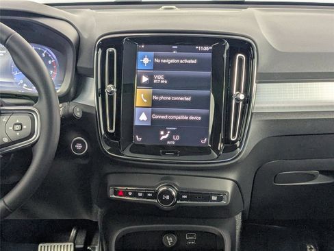 Used 2022 Volvo XC40 T5 Momentum image 36