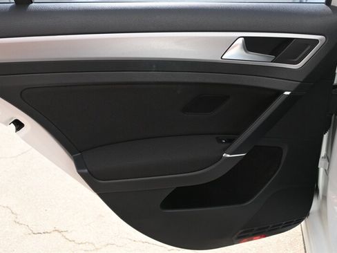 Used 2016 Volkswagen e-Golf SE w/ DC Fast Charging Package image 35