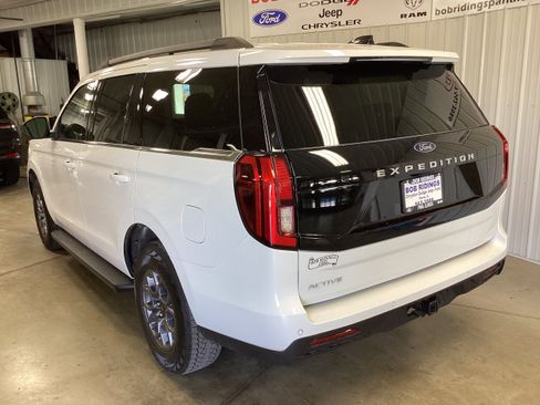 Used 2025 Ford Expedition Active AWD/4WD image 3
