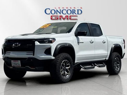 Used 2025 Chevrolet Colorado ZR2 w/ Technology Package AWD/4WD image 8