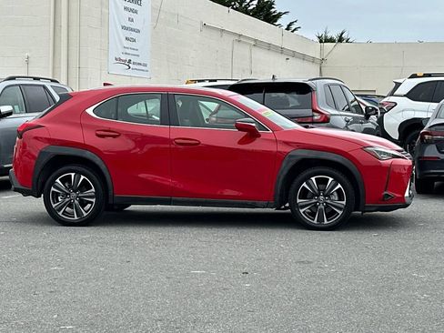 Used 2019 Lexus UX 200 FWD image 2