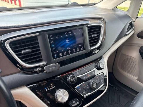 Used 2018 Chrysler Pacifica Touring-L FWD image 17