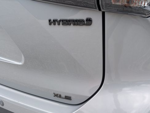 Used 2024 Toyota Highlander XLE AWD/4WD image 9