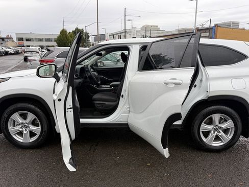 Used 2023 Toyota Highlander LE image 24