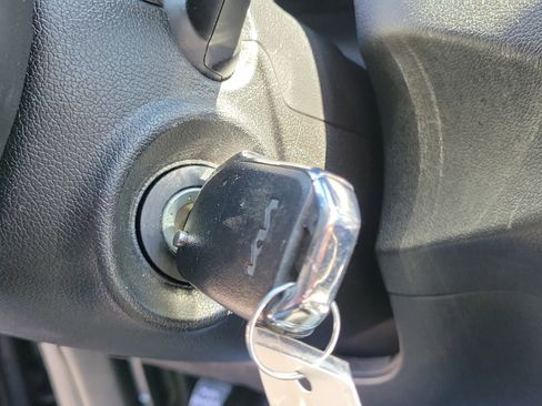 Used 2023 Kia Sorento LX image 28