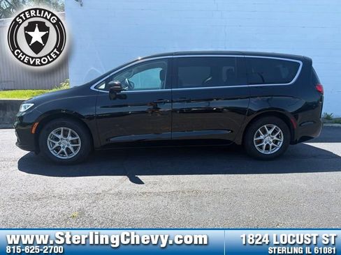 Used 2024 Chrysler Pacifica Touring-L FWD image 2