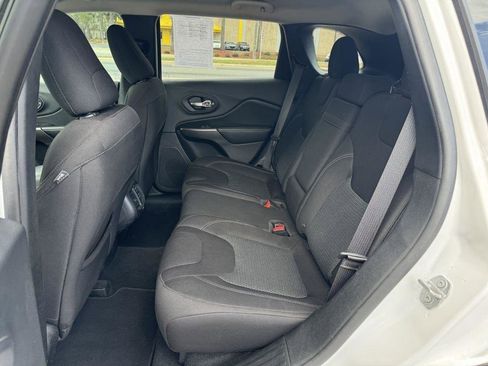 Used 2019 Jeep Cherokee Latitude w/ Popular Appearance Group image 10