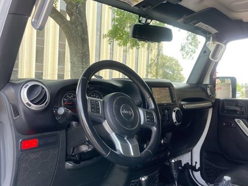 Used 2017 Jeep Wrangler Unlimited Rubicon AWD/4WD image 13