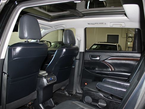 Used 2015 Toyota Highlander Limited Platinum FWD image 27