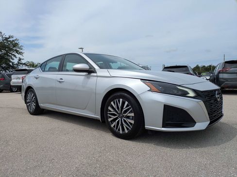 Used 2023 Nissan Altima 2.5 SV w/ SV Premium Package FWD image 2