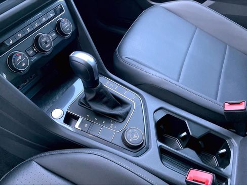 Used 2020 Volkswagen Tiguan SE w/ Panoramic Sunroof Package image 17