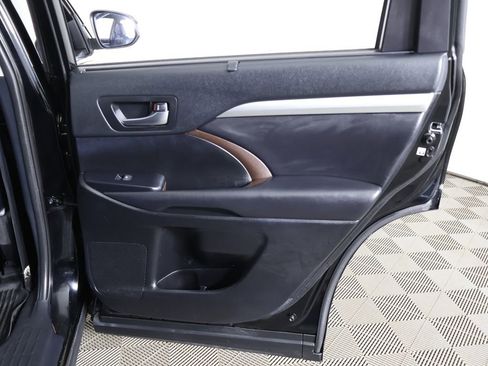 Used 2019 Toyota Highlander XLE AWD/4WD image 28