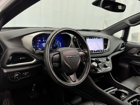 Used 2021 Chrysler Pacifica Limited w/ Uconnect Theater Family Group FWD image 8