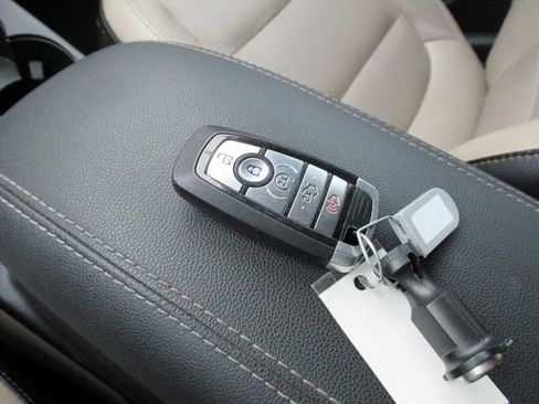 Used 2020 Ford Escape Titanium image 32