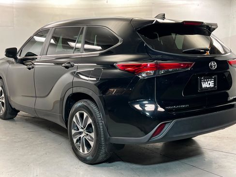 Used 2023 Toyota Highlander XLE AWD/4WD image 3