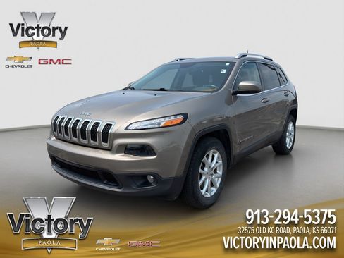 Used 2016 Jeep Cherokee Latitude w/ Comfort/Convenience Group AWD/4WD image 1