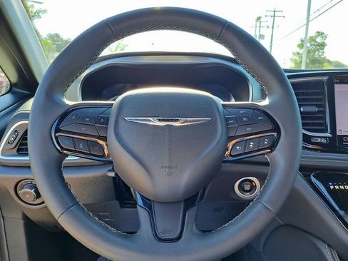 Used 2022 Chrysler Pacifica Limited w/ S Appearance Package FWD image 16