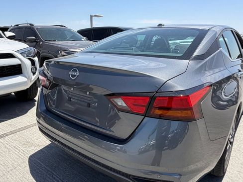 Used 2025 Nissan Altima 2.5 SV FWD image 4