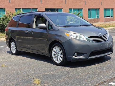 Used 2012 Toyota Sienna XLE image 9