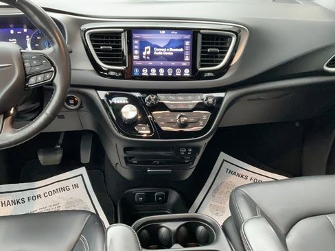 Used 2020 Chrysler Pacifica Touring-L w/ Advanced Safetytec Group image 12