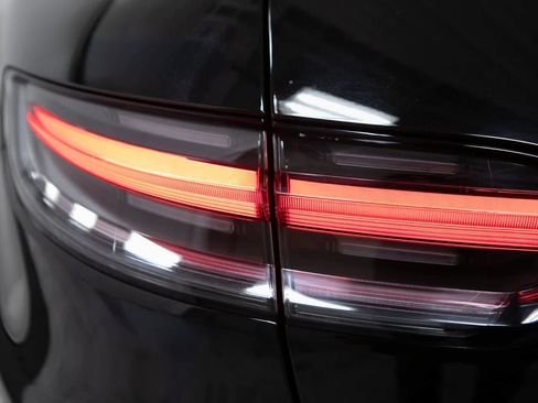 Certified 2024 Porsche Macan AWD/4WD image 18