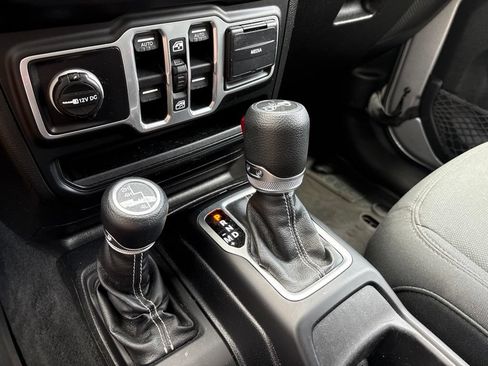 Used 2018 Jeep Wrangler Unlimited Sahara w/ Cold Weather Group AWD/4WD image 5