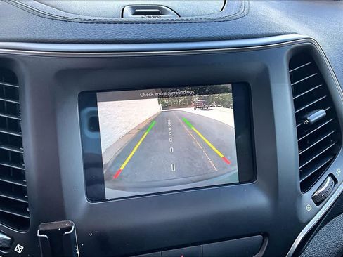 Used 2019 Jeep Cherokee Latitude Plus AWD/4WD image 28