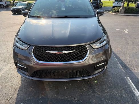 Used 2022 Chrysler Pacifica Touring-L FWD image 1
