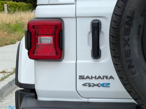 Used 2025 Jeep Wrangler Unlimited Sahara AWD/4WD image 27