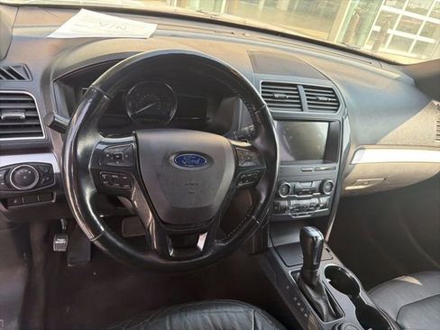Used 2017 Ford Explorer XLT w/ Equipment Group 202A image 9
