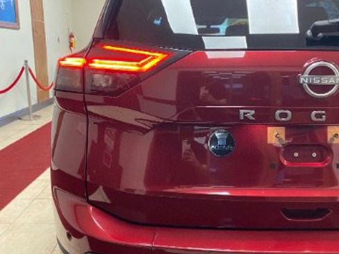 Used 2024 Nissan Rogue SV image 10