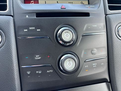 Used 2018 Ford Taurus SEL w/ Equipment Group 201A FWD image 22