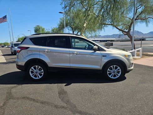 Used 2018 Ford Escape SE w/ SE Sync 3 Package FWD image 4