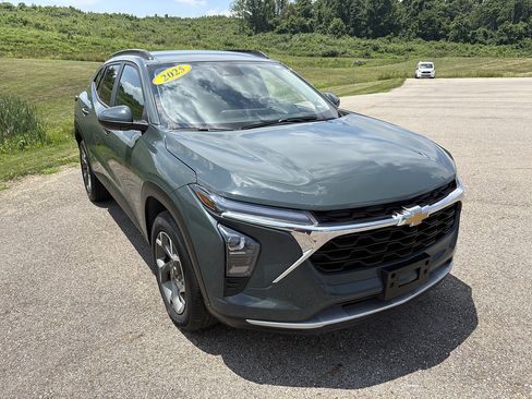 Used 2025 Chevrolet Trax LT FWD image 7