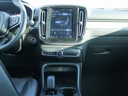 Used 2025 Volvo XC40 B5 Core image 18