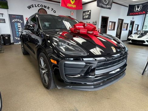Used 2022 Porsche Macan AWD/4WD image 2