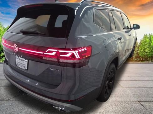 Used 2024 Volkswagen Atlas Peak Edition SE image 4